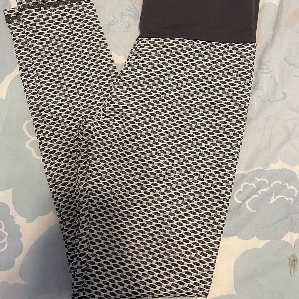 Amazon Booty Contour Leggings Size Medium